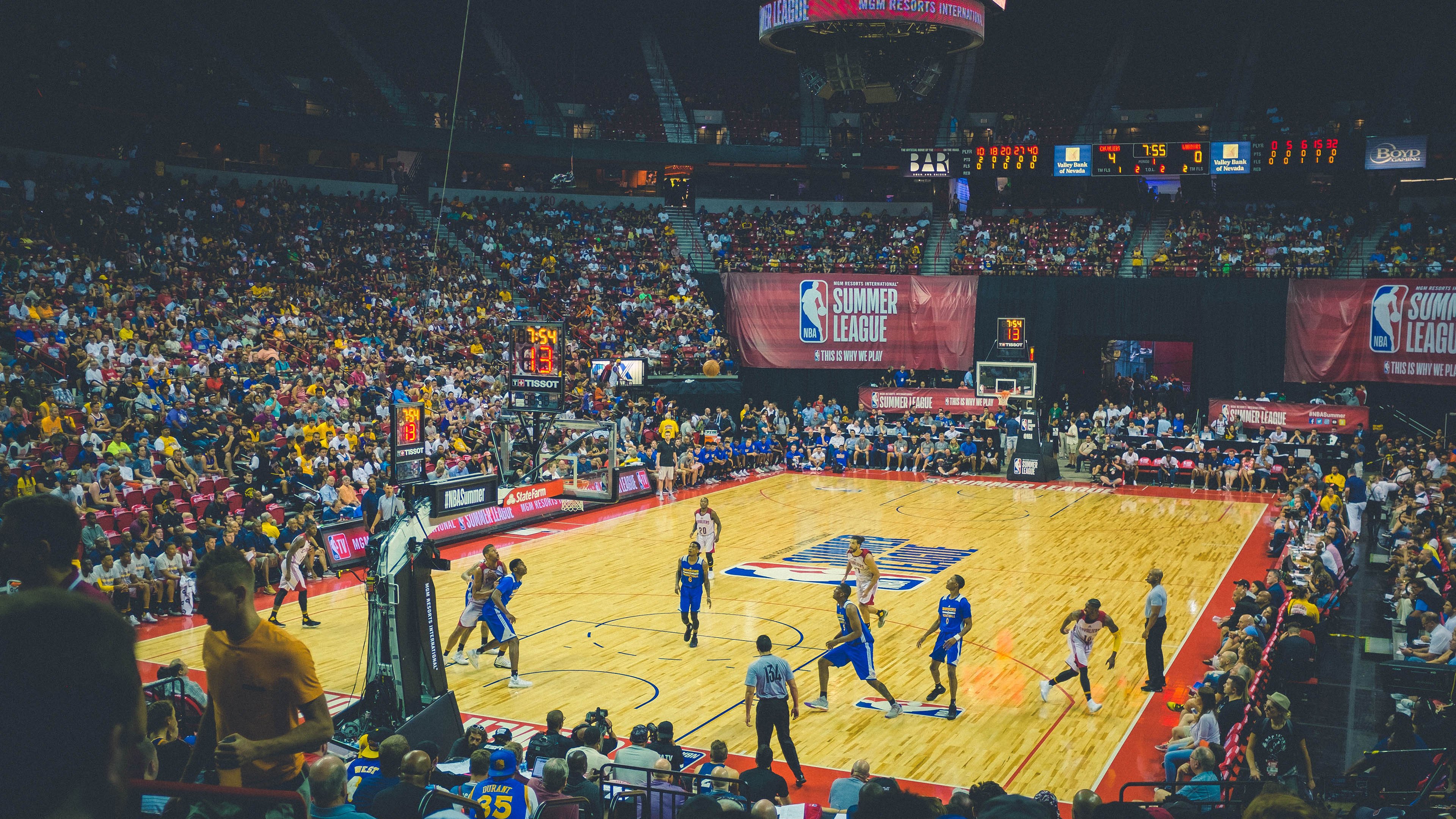 飞盘高空接力赛 多层楼抛接考验视野与配合